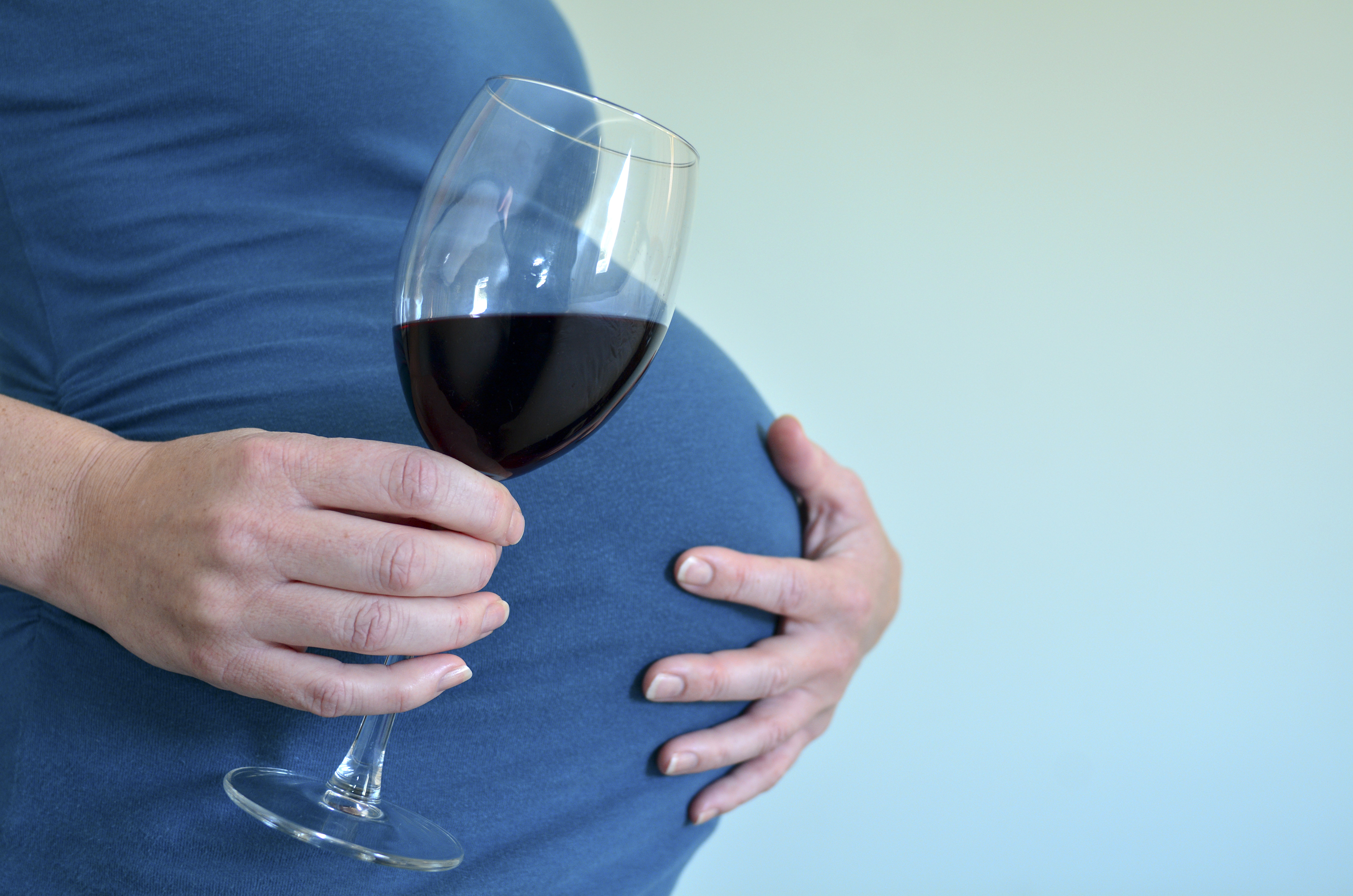 Бокал вина при беременности. Алкоголь. Вино для беременных.