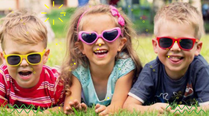 дети в солнецезащитных очках лето два мальчика и девочка очки
