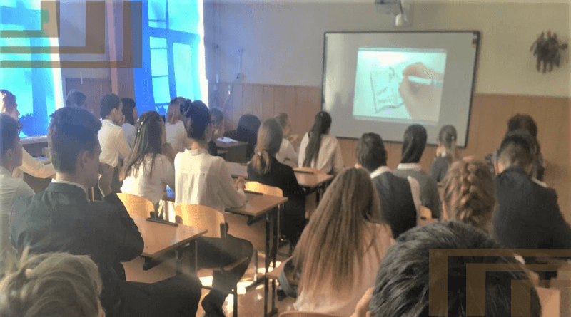 школьники смотрят видео-ролик Трезвая Россиия Урок трезвости