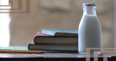 книги бутылка молока письменный стол