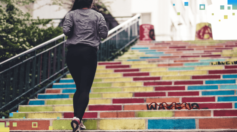 девушка идет по леснице шаги к здоровью спорт разноцветная лестница