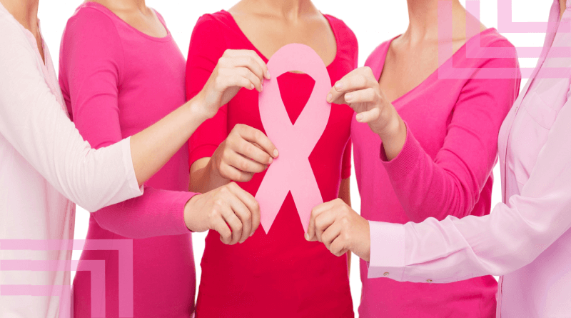 женские руки держат розовую летну - символ Всемирного дня борьбы с раком молочной железы