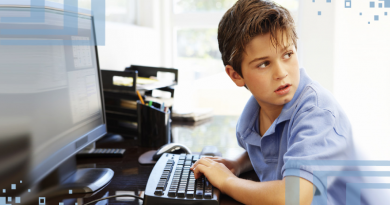 мальчик за компьютером ребенок за копьютером