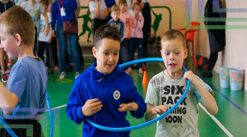 два мальчика в обруче спортивная эстафета дети участвуют в эстафете