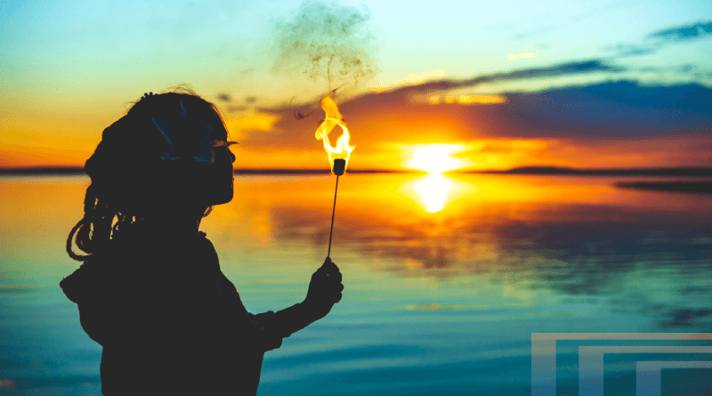 человек возле воды, смотрящий на закат с факелом в руках факел огонь вода человек закат