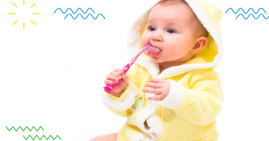 ребенок с зубной щеткой ребенок в желтом халате чистит зубы ребенок чистит зубы