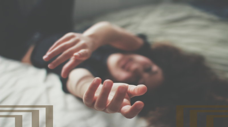 женщина женщина тянет руку женщина лежит на кровати