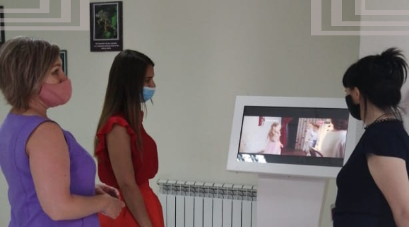 женщины смотрят видео сотрудники АО "Газпром газораспределение Дальний Восток" установка информационного киоска в АО "Газпром газораспределение Дальний Восток"