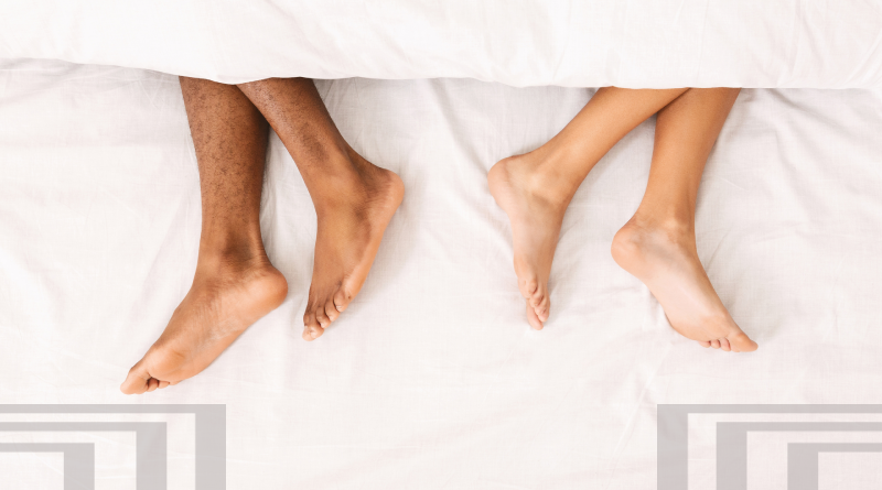 мужские и женские ноги под одеялом