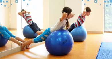 лечебная физкультура для детей дети занимаются на фитболе