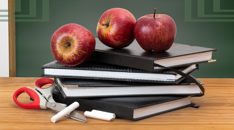 яблоки и тетради яблоки и блокноты яблоке на столе яблоко на блокноте