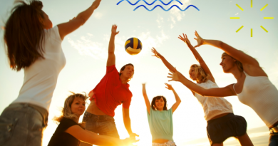 молодежь молодежь на плаже молодежь играет в волейбол