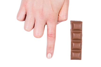 указательный палец и кусочек шоколада норма сладостей вдень