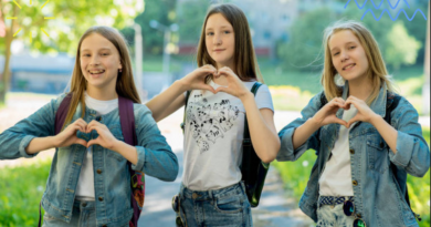 подроски подростки показывают сердце руками