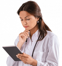 Женщина врач читает планшет